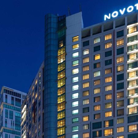 Novotel Manila Araneta City Hotel Exterior photo