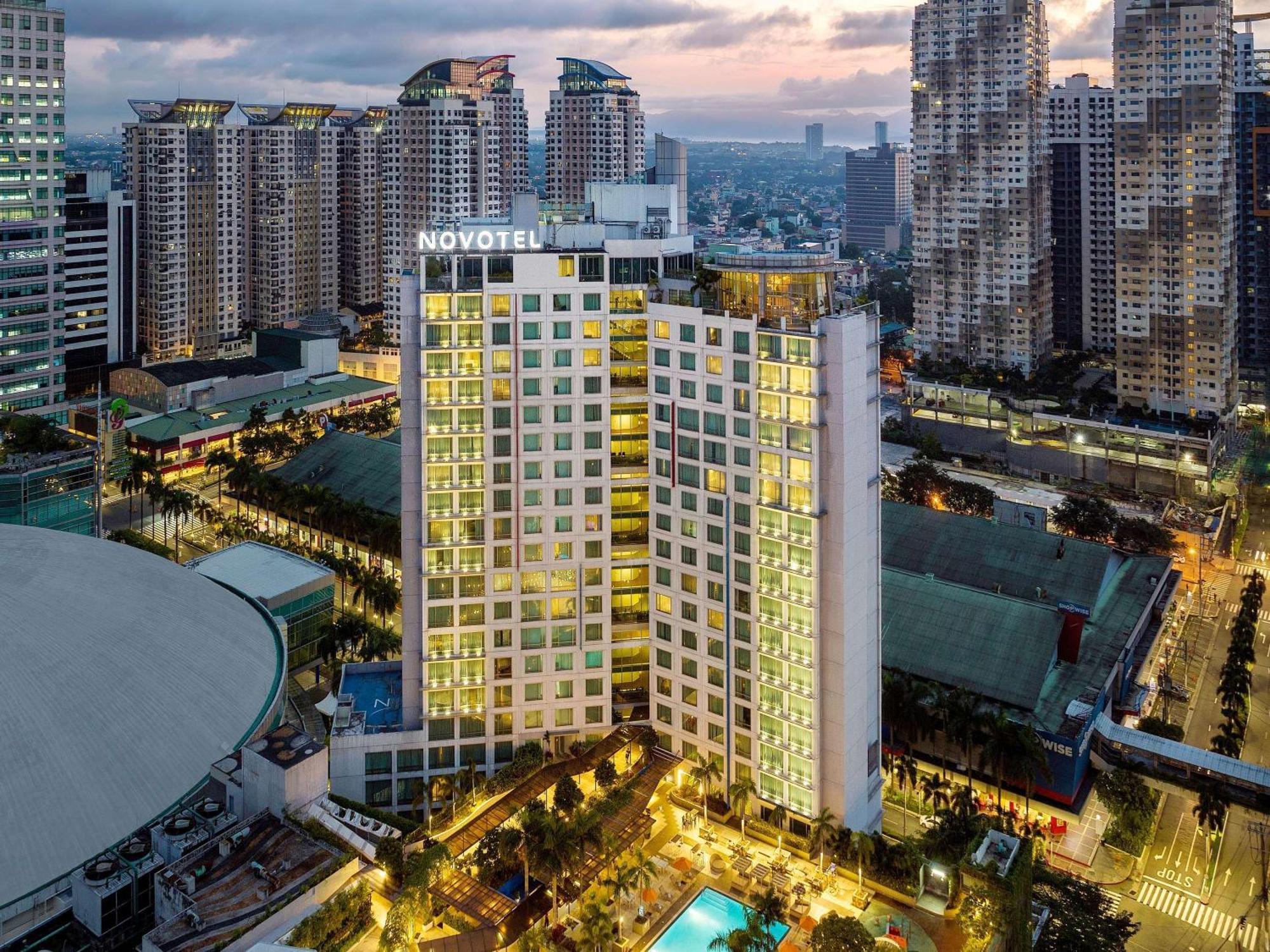 Novotel Manila Araneta City Hotel Exterior photo