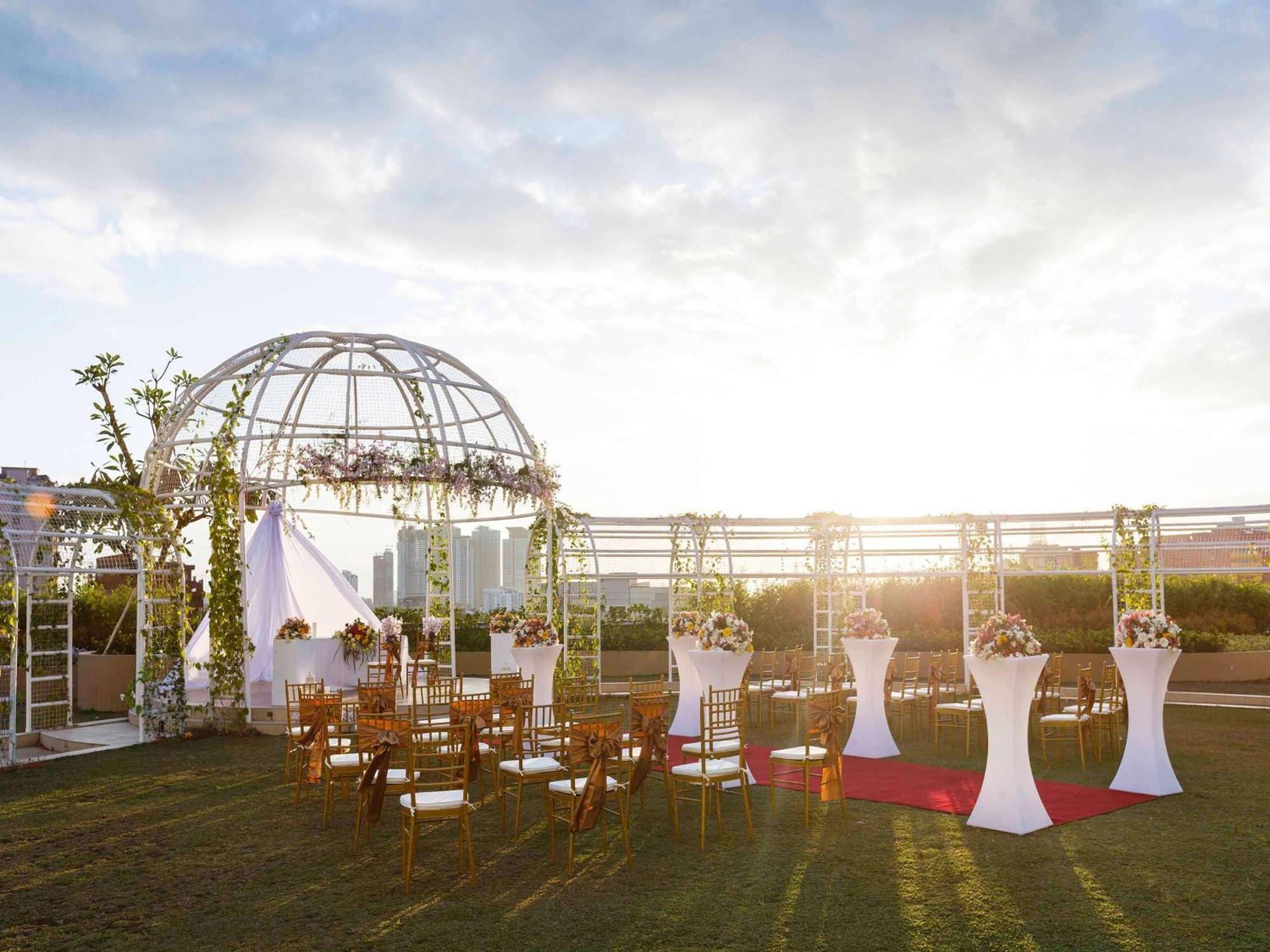 Novotel Manila Araneta City Hotel Exterior photo